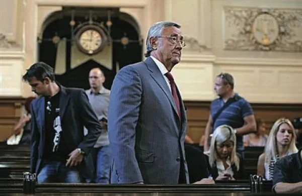 Obtoženi v zadevi Patria Walter Wolf, za katerim so slovenske oblasti izdale mednarodno tiralico, je na sojenju v Sloveniji prav tako kot v Avstriji izostal, ker v Kanadi čaka na težji zdravstveni poseg