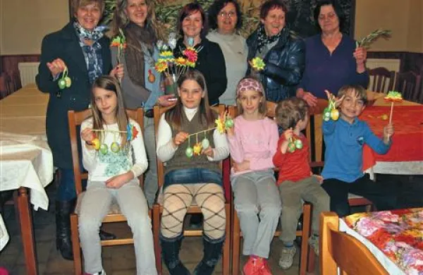 Barvne lističe papirja so povezali v pisane “butarice” - ali kot so jih sami poimenovali “pisane rože” -  ter jajčka oblepili z izrezanimi okraski iz papirja