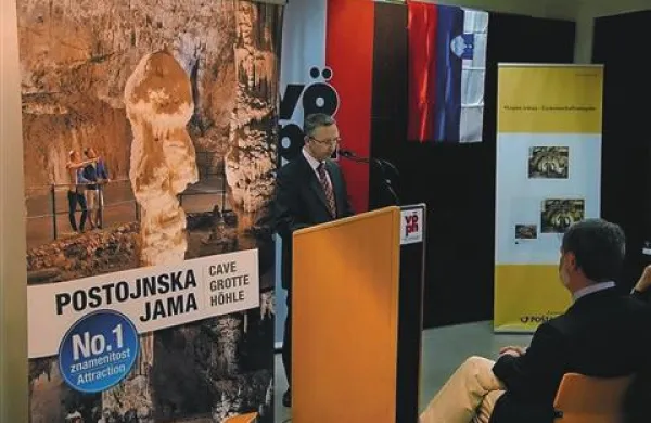 Igor  Blažina  je v imenu Postojnske jame pozdravil goste na predstavitvi avstrijske znamke z motivom Postojnske jame