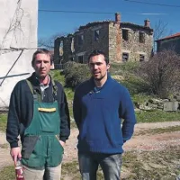 Brata Tim in Samo Štern pred domačijo na Kozjanah