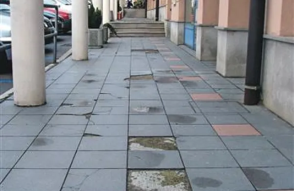 Ploščice v C-3 so zdržale  deset let, zdaj na veliko pokajo in odstopajo,  ob dežju pa se spremenijo v drsalnico