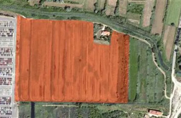   Koprska občina bi Luki Koper  podelila stavbno pravico na parcelah, ki ležijo na ozemlju občine Ankaran. Gre za tako imenovano kaseto 7a, na kateri je Luka želela odlagati izkopani mulj, a ni mogla, dokler je ustavno sodišče prepovedovalo razpolaganje s parcelami