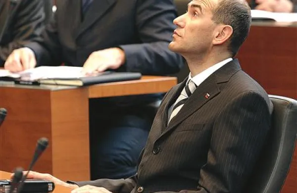 “Ne predsednik Janez Janša niti SDS se tako nikoli nista vmešavala v izvedbo nakupa osemkolesnikov za Slovensko vojsko, niti o tem ni odločala vlada, ki jo je tedaj vodil premier Janša. Šlo je za avtonomno odločitev ministrstva za obrambo, ki ga je vodil Karl Erjavec,” so zapisali v SDS
