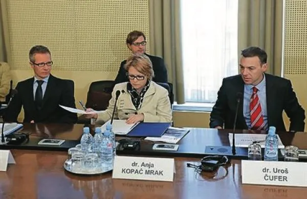 Ministrica za delo, družine, socialne zadeve in enake možnosti Anja Kopač Mrak je po priporočilu OECD, naj Slovenija izboljša učinkovitost javnih izdatkov tudi na področju sociale, napovedala povezovanje centrov za socialno delo in zavoda za zaposlovanje ter ureditev študentskega dela po logiki “vsako delo šteje”