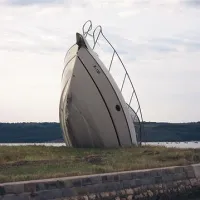 Dvanajstmetrski gliser je pred več kot dvema letoma in pol nesrečno  treščil v nasip Sečoveljskih solin 