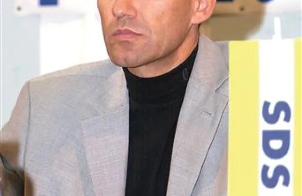 SDS pod vodstvom Janeza Janše naj bi od finske Patrie v poslu za nakup oklepnikov “pod mizo” dobila 2,8 milijona evrov, je 25. maja 2007 v depeši, ki jo je v ponedeljek objavil Wikileaks, poročal tedanji ameriški veleposlanik v Sloveniji Thomas Robertson