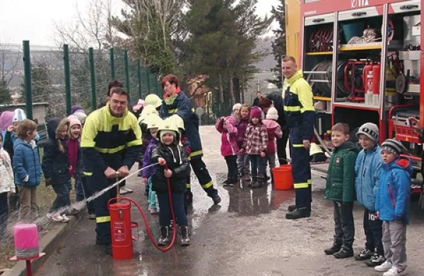 Otroci  pobeškega vrtca Zajček so že obiskali kuharico, frizerko, avtokleparja, pošto in se  srečali tudi s prostovoljnimi gasilci zelo aktivnega PGD Pobegi-Čežarji