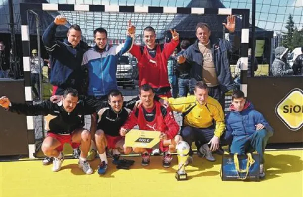 Na prvem turnirju malonogometnega tekmovanja SiOL pokal v Kopru je v konkurenci 15 ekip slavilo domače moštvo Plejo