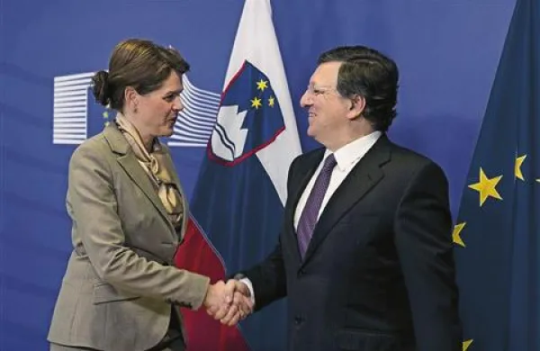 Alenka Bratušek je Barrosu zagotovila, da bo Slovenija učinkovito ukrepala  
