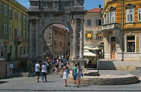 Hrvaški  gostinci so februarja letos prijavili 152,2 milijonov kun (20,3 milijona evrov) prometa, kar je za 36,15 odstotka več kot februarja lani