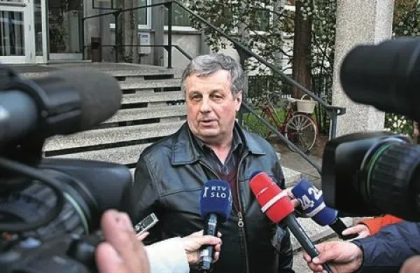 Pred novogoriškim okrožnim sodiščem je danes potekal predobravnavni narok zoper Jožefa Janežiča, ki ga tožilstvo sumi zlorabe položaja in poslovne goljufije