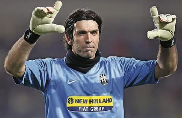  Juventusov Gianluigi Buffon je moral dvakrat po žogo v mrežo (fotografija je iz arhiva)