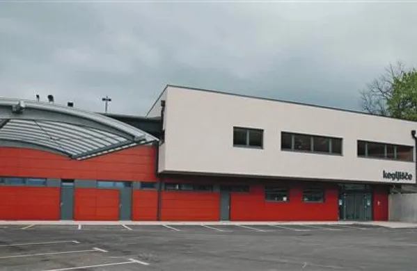 Ministrstvo za delo, družino, socialne zadeve in enake možnosti napoveduje spremembe v mreži varstveno-delovnih centrov, med katerimi je tudi postojnski. Ta naj bi   po novem imel glavni sedež in direktorja v VDC Vrhnika–Idrija.