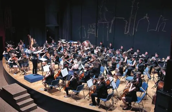 Mladinski super orkester je svoje tokratno glasbeno potovanje začel na koncertu v portoroškem Avditoriju