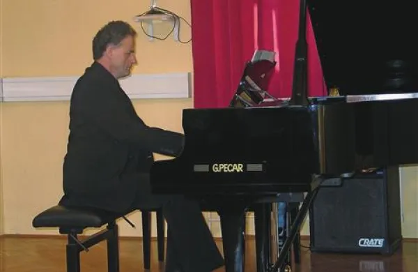 Pianist Bojan Glavina na recitalu Miniature v dvorani bistriške glasbene šole