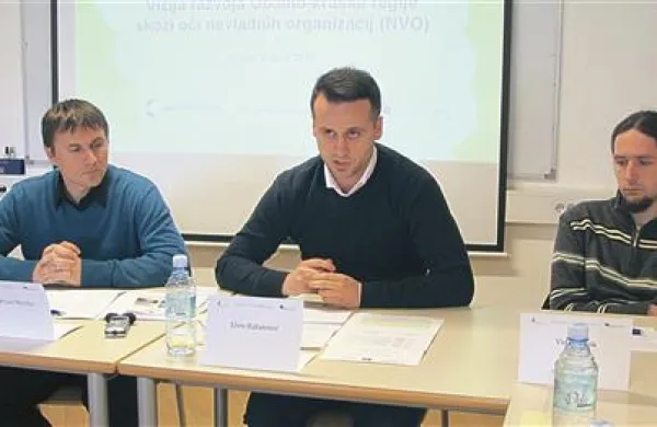 Sodelovanje NVO v razvojnem svetu južne Primorske so predstavili (z leve) direktor Rotunde Bojan Mevlja, Elvis Bašanivić in Vid Tratnik 