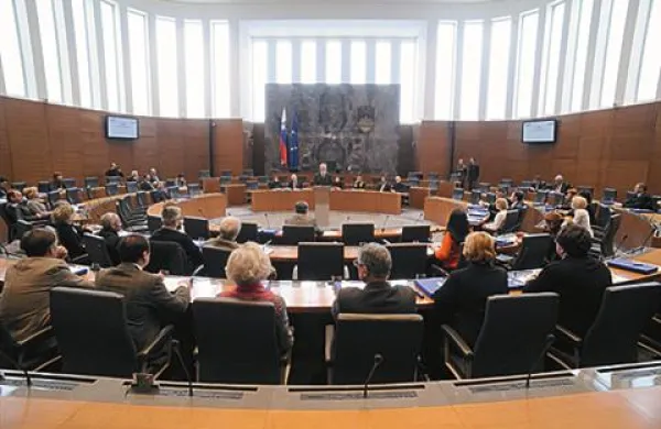 Danes naj bi  na seji državnega zbora padla končna odločitev, ali   fiskalno pravilo vpisati v ustavo ali ne