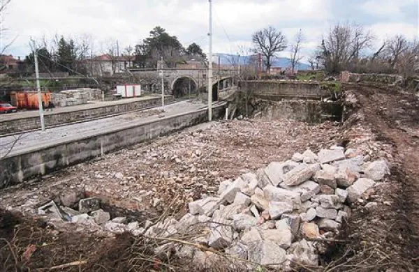 Dve 150 let stari kamniti zgradbi  v neposredni bližini železniškega mostu, kjer so včasih bivali železničarji, so zaradi širitve postaje podrli minuli teden, ostal je le še kup klesanih kamnov 