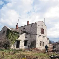 Rušenje vodnega stolpa se je začelo: včeraj so delavci ročno odstranjevali kritino stanovanjskega dela, kar je prva faza rušenja 