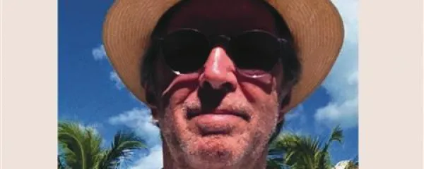 Clapton se je za naslovnico novega albuma Stara nogavica   fotografiral kar sam - s telefončkom  
