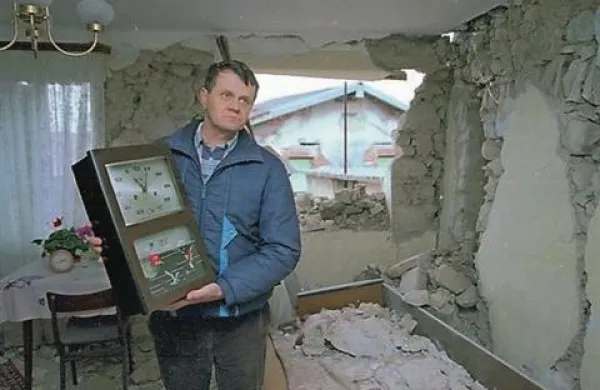 Potres  je kazalce v Drežniških Ravnah ustavil ob 12.55 