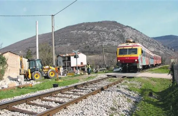 Med gradnjo bodo stanovalci od doma in domov vozili po obvozu, le prihodnji vikend, ko  bo prehod popolnoma zaprt, se bodo morali znajti drugače