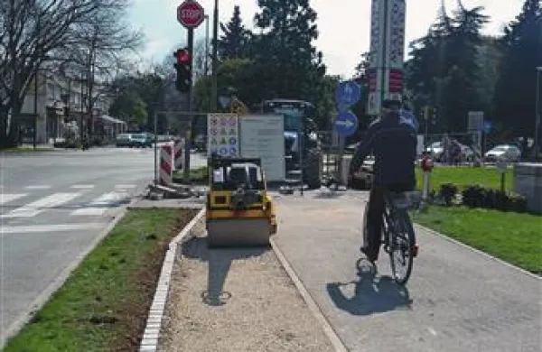 Gradbeni delavci končujejo gradnjo novega dela steze med križiščema Delpinove ulice z Rejčevo in z Erjavčevo ulico