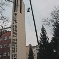Zahtevno spuščanje zvonov iz zvonika cerkve sv. Konrada