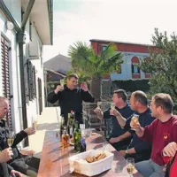 Že v sredo  je pridobitvi veselo nazdravil tudi koprski škof Jurij Bizjak (levo), ki bo zvonove blagoslovil naslednjo nedeljo