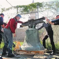 Po več kot tisoč kilometrih poti so zvonovi zadnje metre do vrta piranske cerkve naredili ob pomoči koprskih gasilcev 