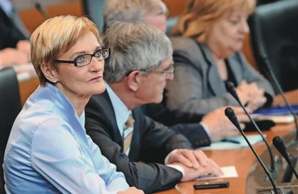 Na včerajšnji izredni seji je v poslanske klopi sedla tudi Novogoričanka Mirjam Bon Klanjšček