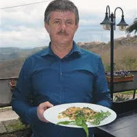 Prvi mož gostilne Korte Marijan Novak s porcijo frtaje z dišavnicami za 6 evrov 