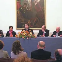 Odprta obzorja so predstavili Saša Quinzi, kustos, in Raffaella Sgubin, direktorica Pokrajinskih muzejev, Enrico Gherghetta, predsednik goriške pokrajine, Boris Peric, predsednik delniške družbe KB 1909, in umetnostni zgodovinar Joško Vetrih.