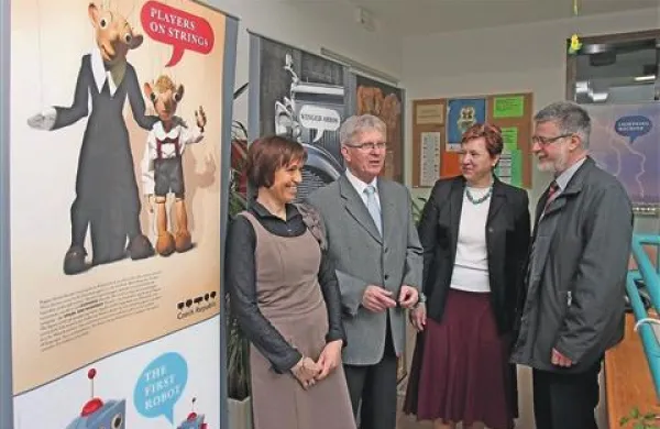  V prostorih osnovne šole v Komnu so odprli razstavo z naslovom Češki naj
