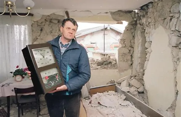 Fotografija, ki bo večna priča nesreče v Posočju: Jože Kanalec v svojem porušenem domu v Drežniških Ravnah  