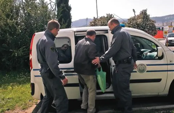 Nasilnega moža in očeta so pazniki odpeljali nazaj v koprski zapor