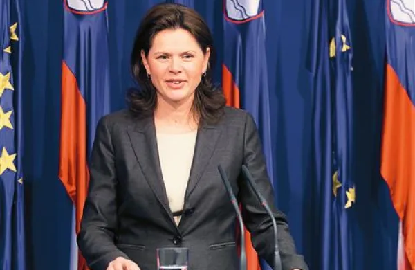 Alenka Bratušek: “Mislim, da ni nobena prednost, da za vsak korak sproti povem novinarjem, ampak se mi zdi prav, da nekaj naredimo in potem komuniciramo”  