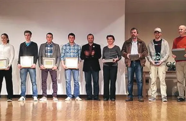 Na  tradicionalni  prireditvi Športnik leta občine Tolmin  sta najvišji priznanji za dosežke v minulem letu dobila smučarski skakalec SSK Ponikve Jaka Hvala (posamezniki) in  kanuistična slalomska posadka Soških elektrarn Sašo Taljat-Luka Božič (ekipe)