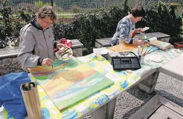 Na fotografiji sta dva od 14 udeležencev humanitarnega ex-tempora v Pliskovici  med ustvarjanjem