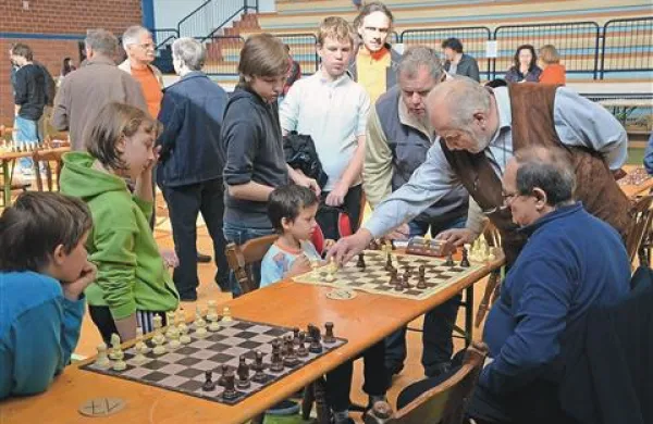 Na  osmem šahovskem turnirju med generacijami se je pomerilo 57 šahistov  iz vse Slovenije