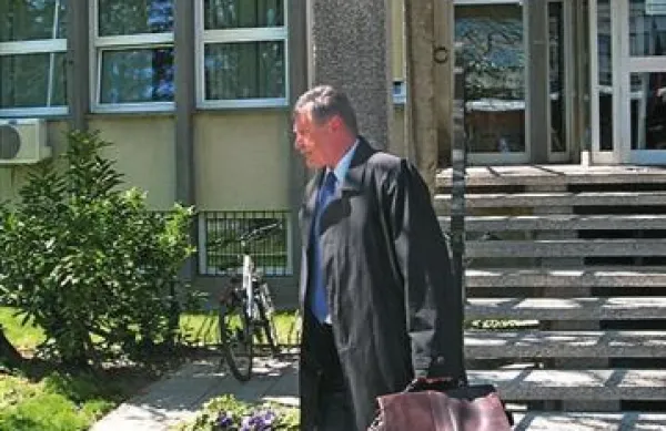 Na novogoriškem okrožnem sodišču se je danes nadaljevalo sojenje nekdanjemu predsedniku uprave Primorja Dušanu Črnigoju, osumljenemu zlorabe položaja pri prevzemanju Stavbenika