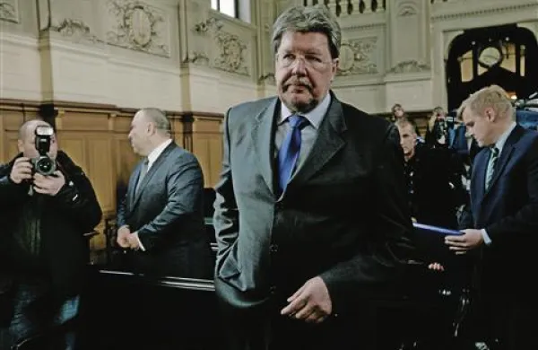 “V zvezi z mojim domnevnim dolgom in že plačanimi davčnimi obveznostmi sem vložil tožbo zoper Durs pred upravnim sodiščem, kjer dokazujem, da je bil posel z izvedenimi finančnimi instrumenti davkov prost,” se je odzval Igor Bavčar