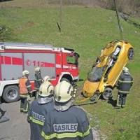 Tolminski gasilci so uničen avto dvignili na cesto