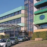 Pod tem nadstreškom bo z desne strani glavni vhod v bolnišnico, avtomobili pa se bodo od tod poslovili