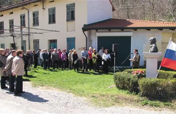  V  nedeljo so se v Grgarju spomnili  slovenskega pesnika Mateja Bora (1913- 1993), ki se je tu kot Vladimir Pavšič rodil natanko pred stotimi leti