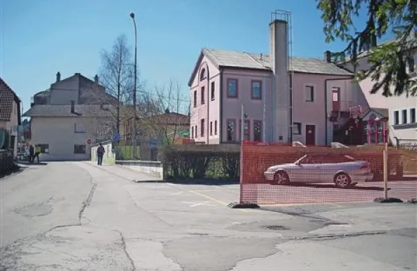 Včeraj so z deli začeli na območju med Prečno ulico,  tako imenovano Škofovo hišo in  starim vrtcem (na fotografiji) ter pivško osnovno šolo