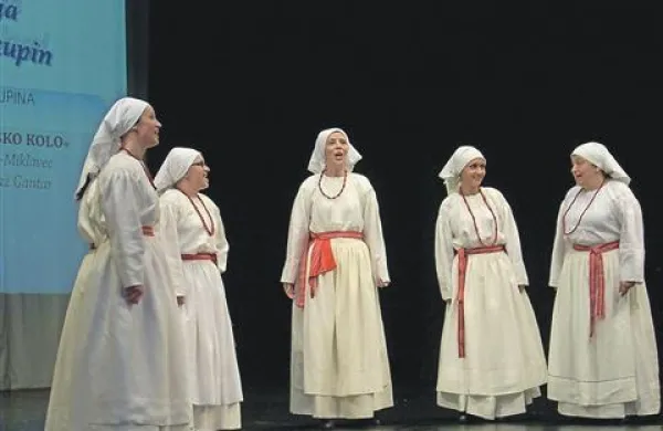 Tako pa se je predstavila sežanska folklorna skupina Kulturnega društva Borjač
