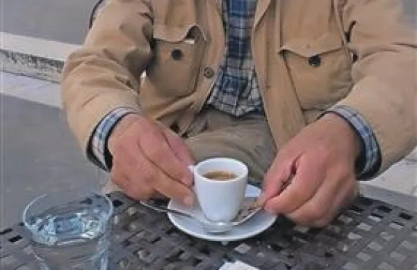Kava na zalogo: prijazna gesta do socialno ogroženih