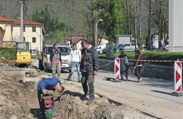 V Tolminu urejajo pločnik v križišču pri cerkvi, kjer v ozkem prehodu v ulico Brunov drevored doslej ni bilo prostora za avtomobile in pešce