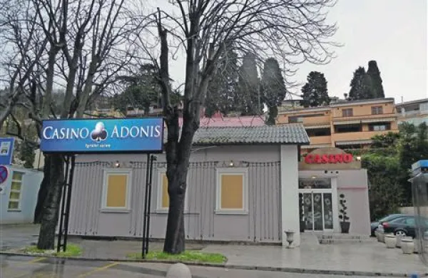 Zgodba s selitvijo igralnega salona Adonis s portoroške avtobusne postaje v objekt nasproti Hotela Kempinski dobiva nove razsežnosti